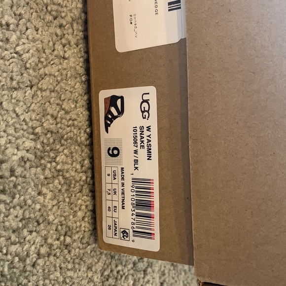 NWT - UGG Yasmin Black Leather Snake Print Sandal - Picture 6 of 6